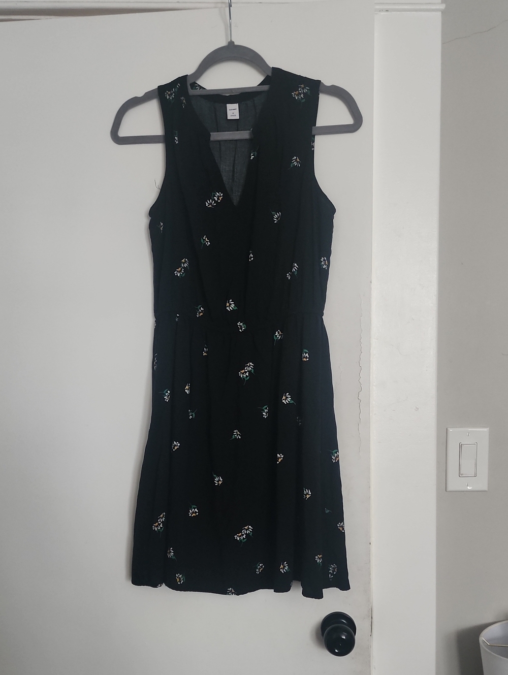 Old Navy Black Sleeveless Floral V-Neck Dress